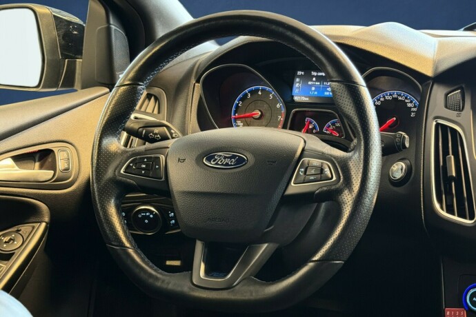 ford-focus-bensin-2017-big-16