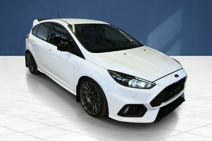 ford-focus-bensin-2017-big-0