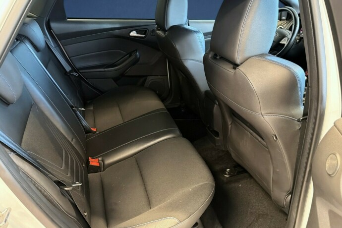 ford-focus-bensin-2017-big-13