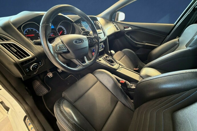 ford-focus-bensin-2017-big-8