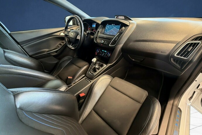 ford-focus-bensin-2017-big-11