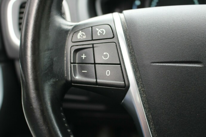 volvo-v40-diesel-2014-big-10