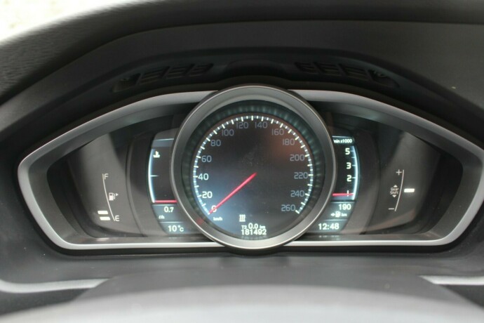 volvo-v40-diesel-2014-big-9