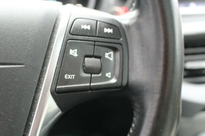 volvo-v40-diesel-2014-big-11