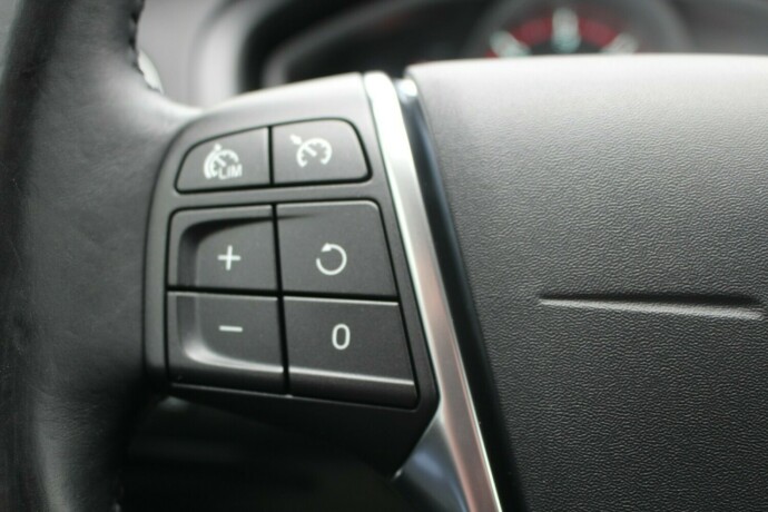 volvo-v40-diesel-2014-big-10