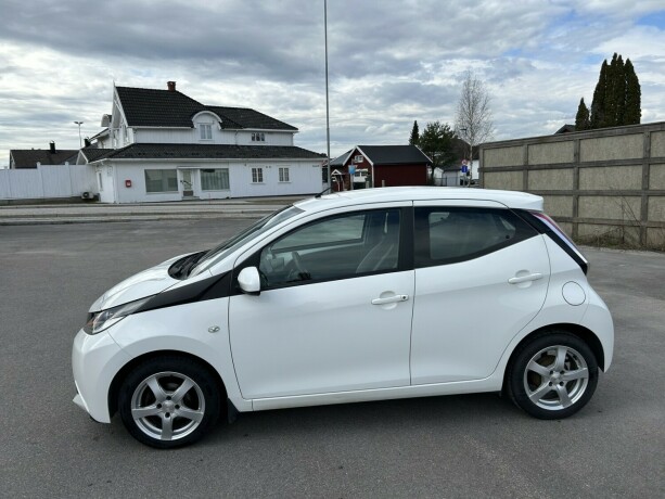 toyota-aygo-bensin-2014-big-3
