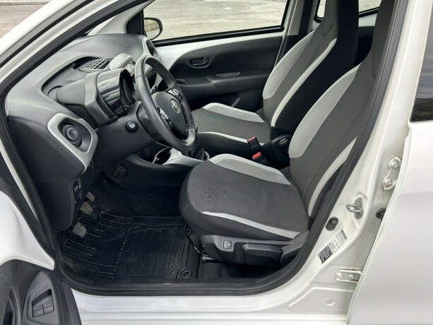 toyota-aygo-bensin-2014-big-15