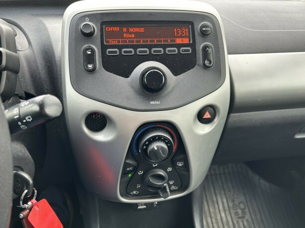 toyota-aygo-bensin-2014-big-22