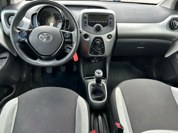 toyota-aygo-bensin-2014-big-14