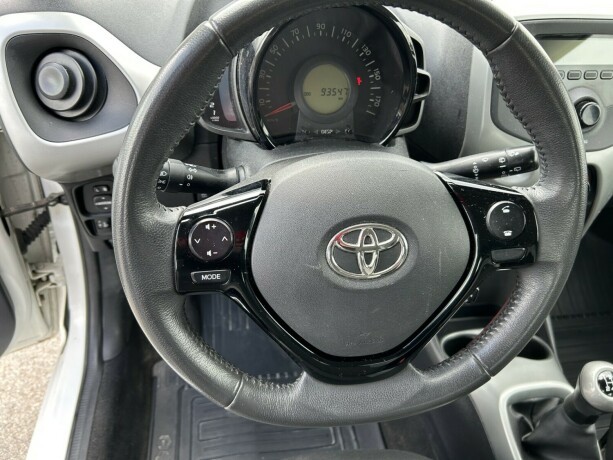 toyota-aygo-bensin-2014-big-17