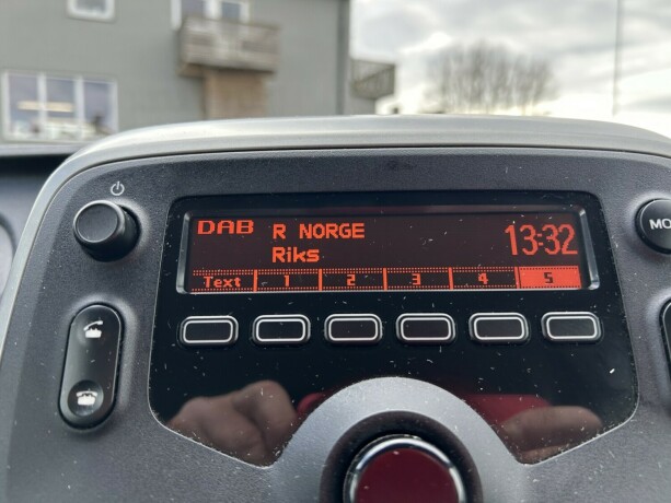 toyota-aygo-bensin-2014-big-24