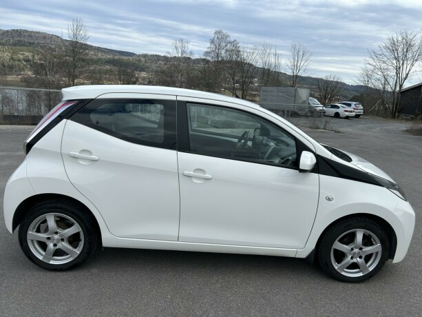 toyota-aygo-bensin-2014-big-7