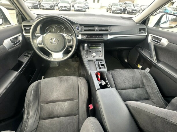 lexus-ct200h-bensin-2012-big-6