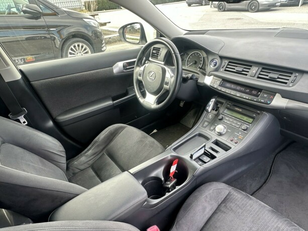 lexus-ct200h-bensin-2012-big-8