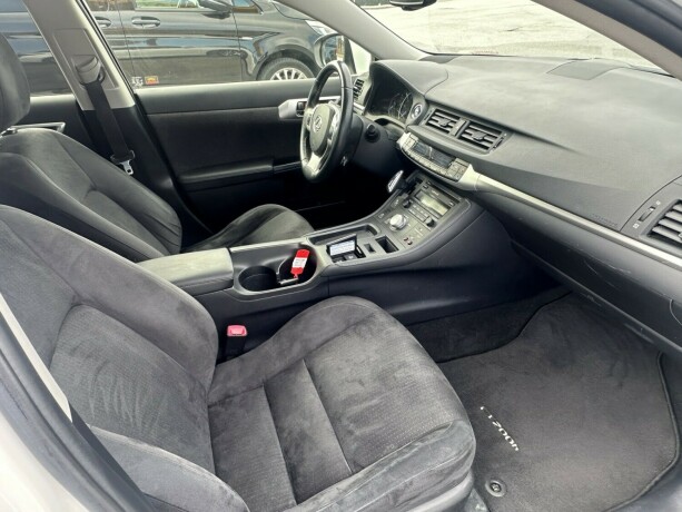 lexus-ct200h-bensin-2012-big-9