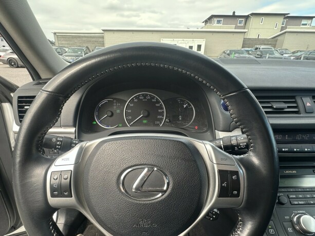 lexus-ct200h-bensin-2012-big-10