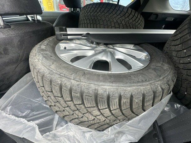 lexus-ct200h-bensin-2012-big-13