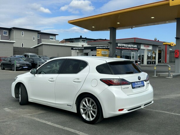 lexus-ct200h-bensin-2012-big-4