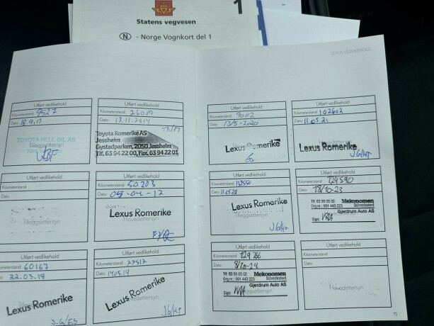 lexus-ct200h-bensin-2012-big-15