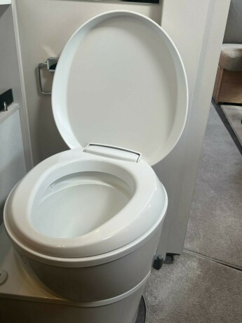 dethleffs-nomad-560-fmk-snow-hel197rsvogn-2022-big-33