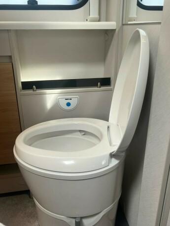 dethleffs-nomad-560-fmk-snow-hel197rsvogn-2022-big-34