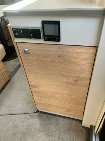 dethleffs-nomad-560-fmk-snow-hel197rsvogn-2022-big-65