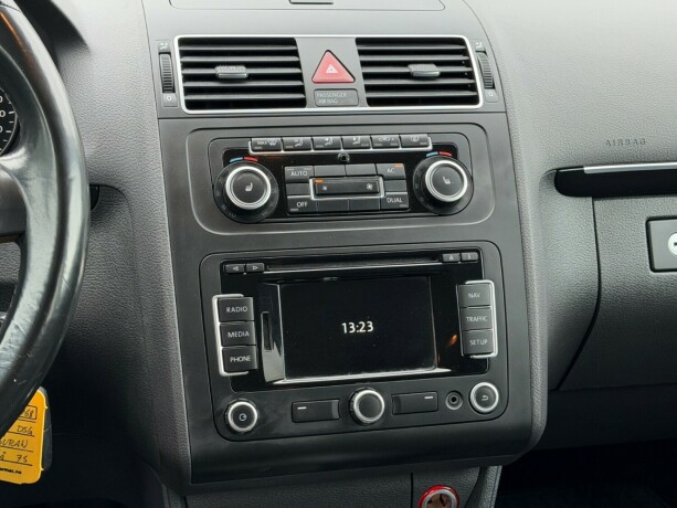 volkswagen-touran-diesel-2011-big-12