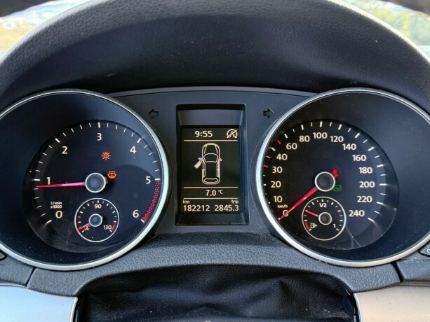volkswagen-golf-diesel-2010-big-16