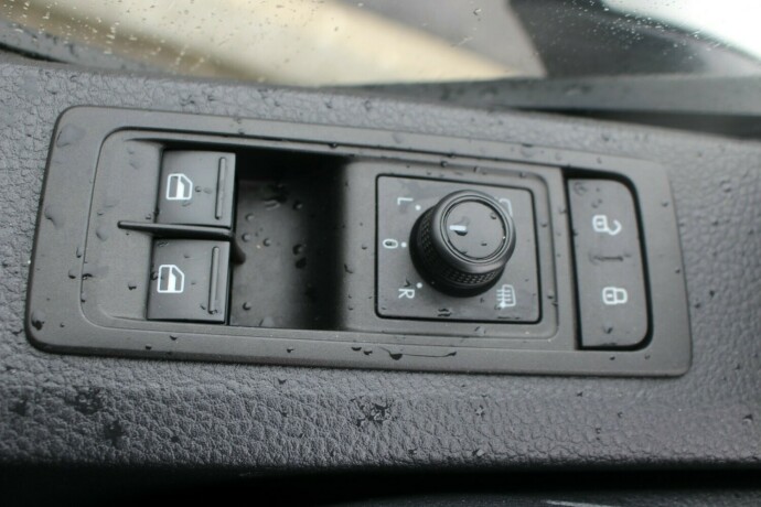 volkswagen-transporter-diesel-2017-big-13