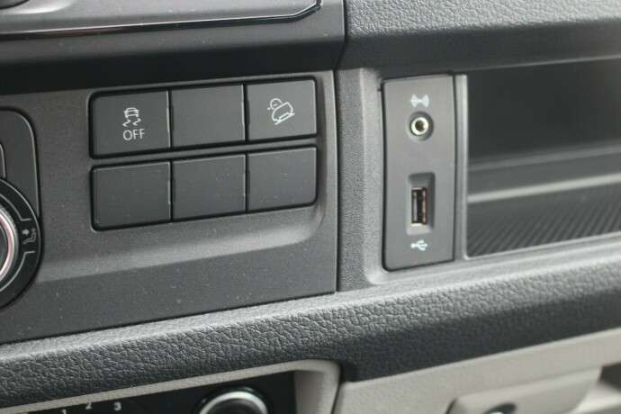 volkswagen-transporter-diesel-2017-big-24