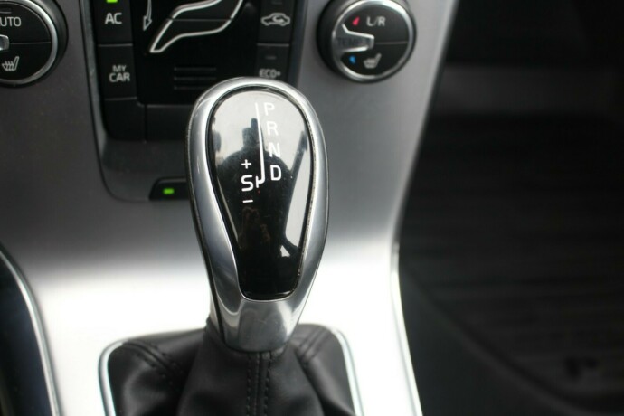 volvo-v40-bensin-2017-big-14