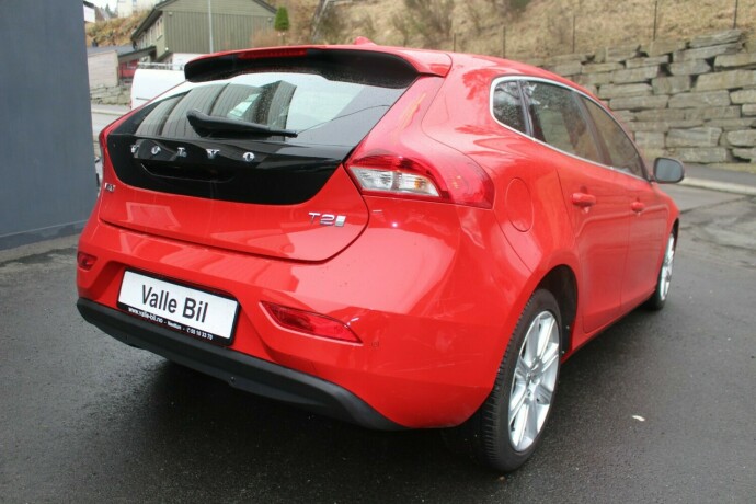 volvo-v40-bensin-2017-big-3