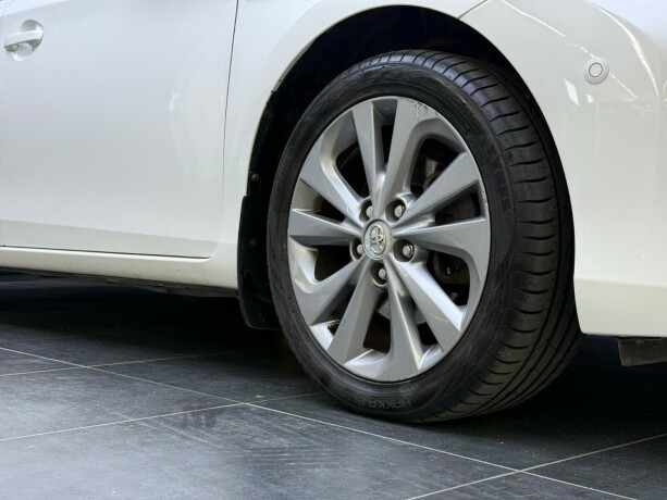 toyota-auris-elektrisitetbensin-2014-big-8