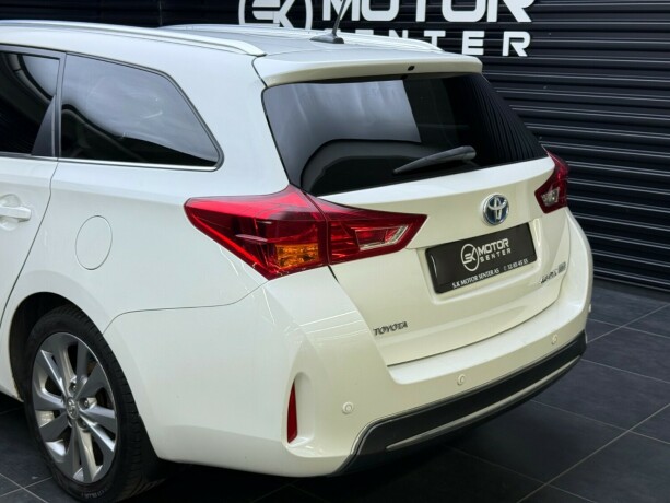 toyota-auris-elektrisitetbensin-2014-big-6