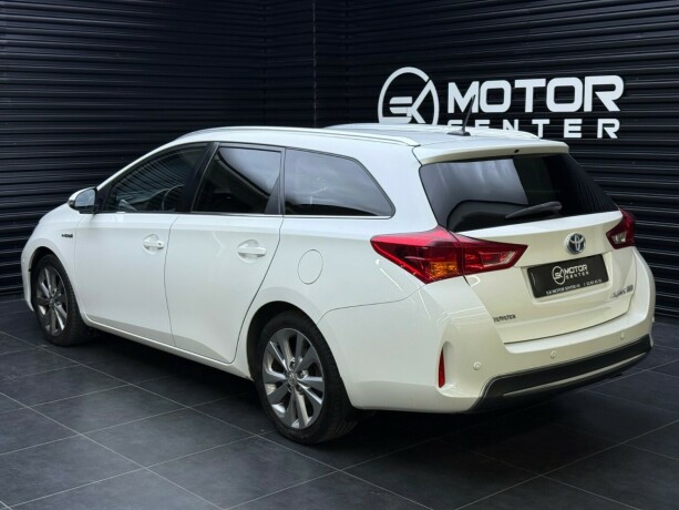 toyota-auris-elektrisitetbensin-2014-big-1