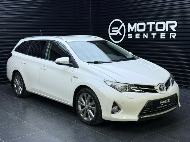 toyota-auris-elektrisitetbensin-2014-big-0
