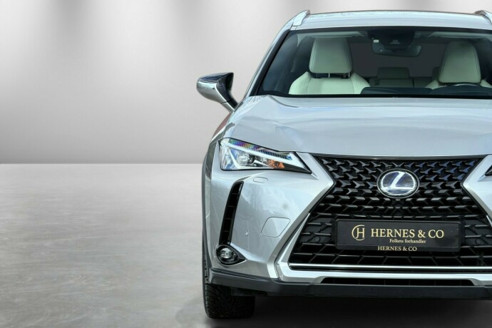 lexus-ux-elektrisitetbensin-2021-big-3