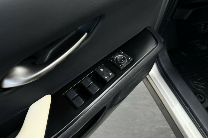 lexus-ux-elektrisitetbensin-2021-big-13