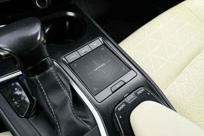 lexus-ux-elektrisitetbensin-2021-big-31