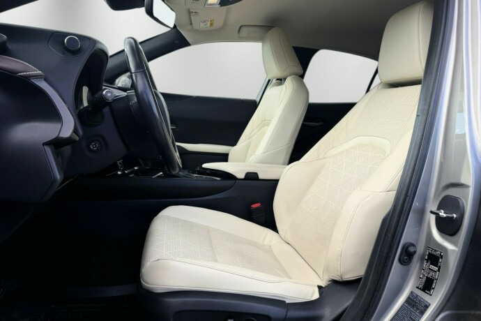 lexus-ux-elektrisitetbensin-2021-big-14