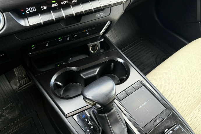 lexus-ux-elektrisitetbensin-2021-big-30