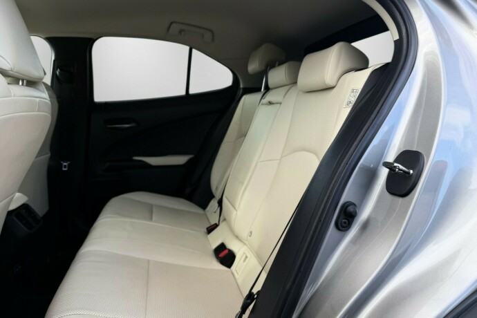 lexus-ux-elektrisitetbensin-2021-big-35