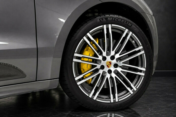 porsche-macan-turbo-bensin-2015-big-32