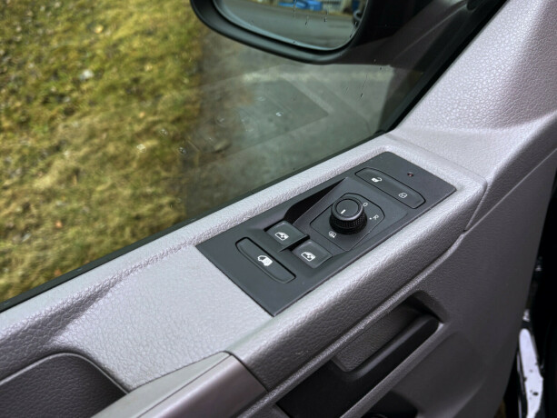 volkswagen-transporter-diesel-2021-big-23