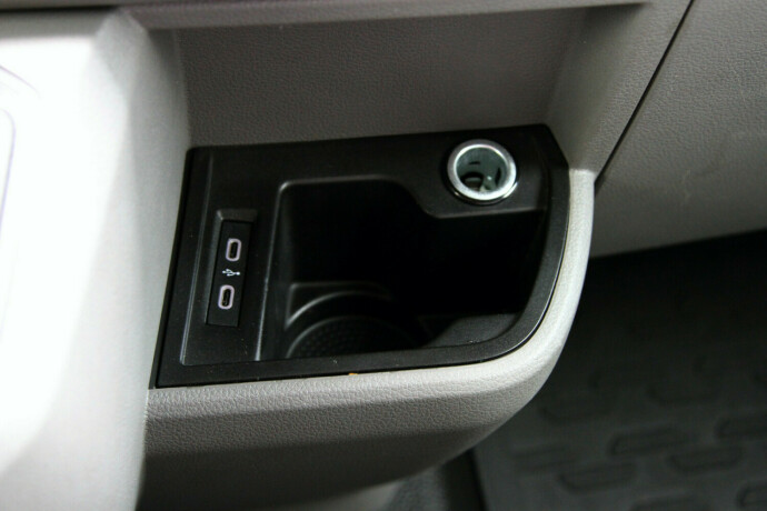 volkswagen-transporter-diesel-2021-big-19