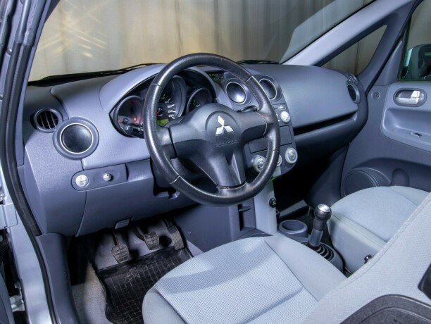 mitsubishi-colt-bensin-2007-big-42