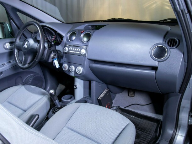 mitsubishi-colt-bensin-2007-big-48