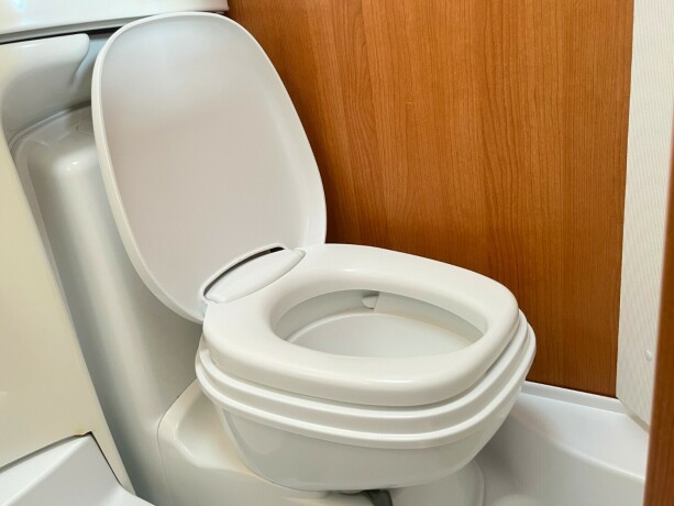 knaus-royale-580-uk-lav-seng-bak-k248yeseng-sittegruppe-gulvvarme-stekeovn-2010-big-46