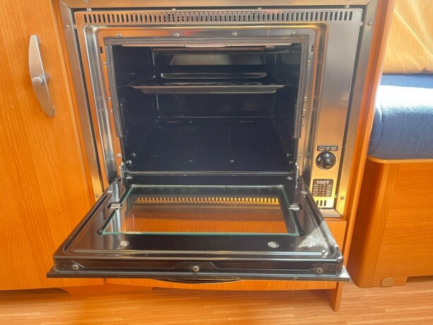 knaus-royale-580-uk-lav-seng-bak-k248yeseng-sittegruppe-gulvvarme-stekeovn-2010-big-27