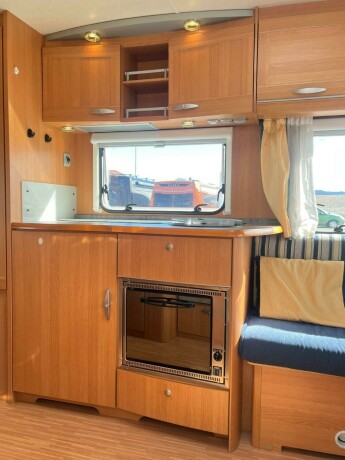 knaus-royale-580-uk-lav-seng-bak-k248yeseng-sittegruppe-gulvvarme-stekeovn-2010-big-22